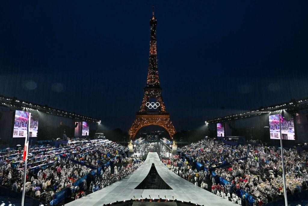 Olimpiyatlar, Paris’te yağan yağmurun altında nehirde geçit töreni ve konserlerle başladı